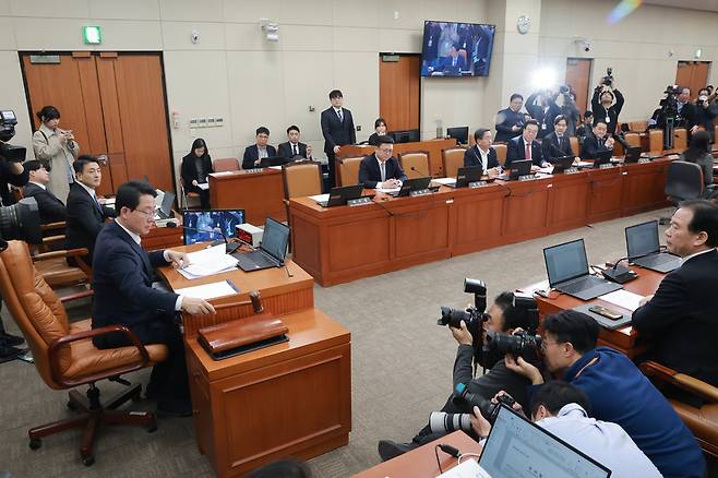 9일 국회에서 열린 대미투자특별법 처리를 위한 특별위원회 제4차 전체회의에서 위원장인 국민의힘 김상훈 의원이 특별법안(대미투자특별법)을 의결하고 있다. / 연합뉴스