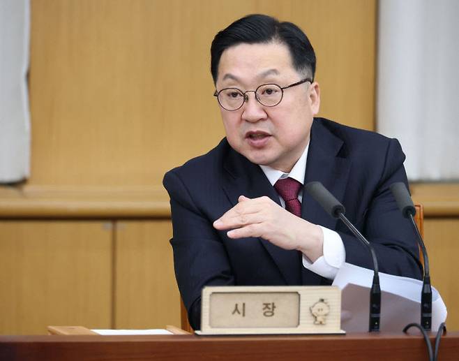 이장우 대전시장은 9일 주재한 주간업무회의에서 민생경제 안정의 '경기 대응', 기업 불편 최소화 및 투자 유치를 위한 '기업 친화 행정', 야간 경관 및 교통 개선의 '도시 정책' 등 3가지 키워드를 제시했다. 방향성은 '신속 집행'으로 압축됐다.사진제공은 대전시