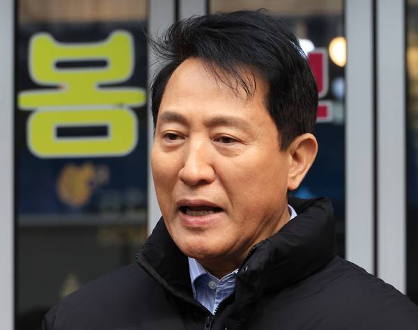 오세훈 서울시장이 9일 전월세 청년 주거난 관련 현장 점검을 위해 서울 동대문구 휘경동 1인 가구 밀집 지역을 방문해 대학생, 취업준비생, 공인중개사 등과 주변을 돌아보고 취재진의 질문에 답하고 있다. /연합뉴스