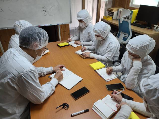 김태준 씨(왼줄 오른쪽)가 자신의 농업회사법인 직원들에게 HACCP 관련 자체 교육을 하고 있다.