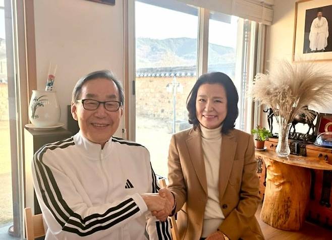 ▲ 문희갑 전 대구시장(왼쪽)이 지난 8일 달성군 자택에서 이진숙 대구시장 출마예정자를 만나 지지의 뜻을 밝히고 있다.