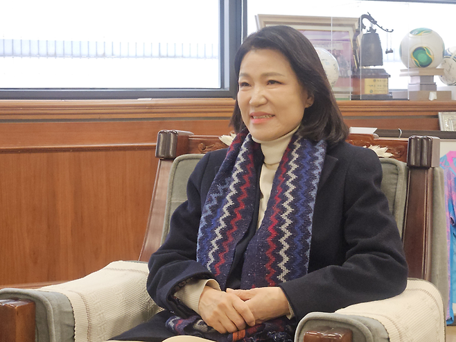 대구시장 선거에 출마할 예정인 이진숙 전 방송통신위원장이 9일 영남일보에서 간담회를 갖고 이야기하고 있다. 서민지기자