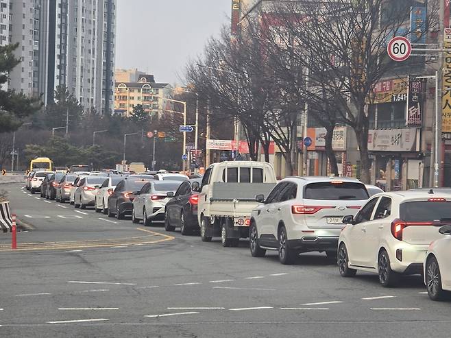 9일 출근시간대 대구 달서구 진천남네거리에 차량이 밀리는 모습. 김현목 기자