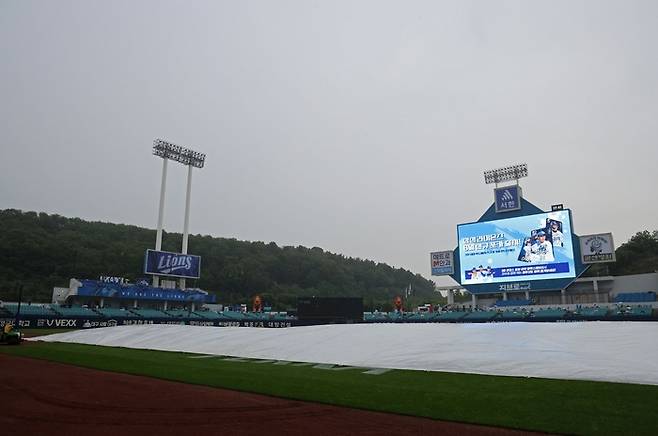 비 오는 날 대구 삼성라이온즈파크 전경. <삼성 라이온즈 제공>