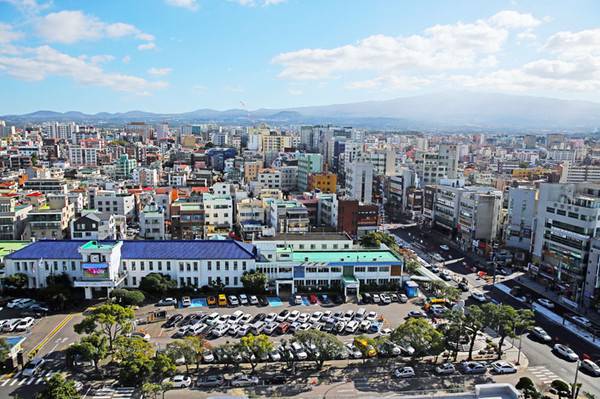 제주시 개별주택가격이 부동산 경기 침체 영향으로 4년 연속 하락세를 이어가고 있는 것으로 나타났다. 사진은 제주시 전경.