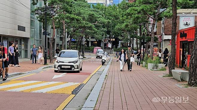 서울 종로구 소나무길. 양방로를 일방로로 전환한 뒤 넓은 보행로와 주차장을 확보하고, 거리에 벤치를 놓자 서울의 명소로 떠올랐다.