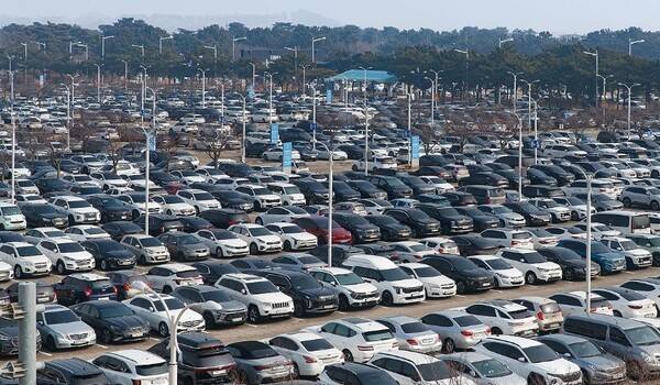 지난달 12일 인천국제공항 주차장이 설 연휴를 앞두고 주차된 차량으로 가득 차 있다. [출처=연합뉴스]