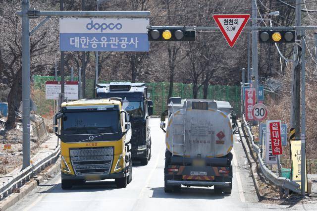 이란이 핵심적인 에너지 수송로인 호르무즈 해협 봉쇄에 나서며 유가가 급등할 것으로 보이는 가운데 지난 3일 경기도 성남시 대한송유관공사 서울지사 인근에서 유조차들이 오가고 있다. [사진=연합뉴스]