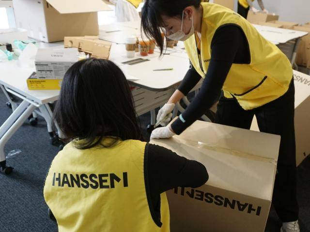 한샘 임직원들이 모자가정의 자립을 돕기 위한 ‘자립 응원 키트’ 제작 봉사활동을 진행하고 있다. [사진=한샘]