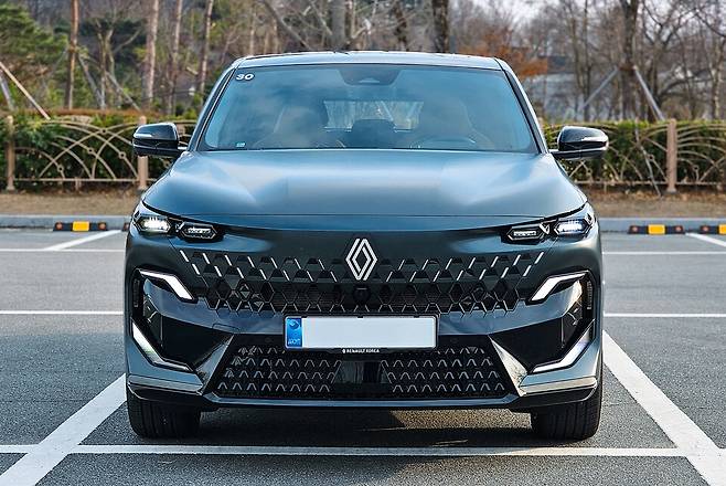 르노 '필랑트 하이브리드 E-Tech' 아이코닉(새틴 포레스트 블랙 컬러) 트림의 전면./곽호준 기자