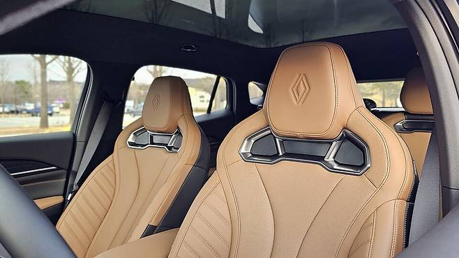 르노 '필랑트 하이브리드 E-Tech' 아이코닉 트림의 '퍼스트 클래스 라운지 시트'./곽호준 기자