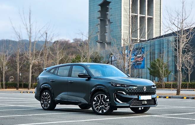 르노 '필랑트 하이브리드 E-Tech' 아이코닉 트림의 외관./곽호준 기자