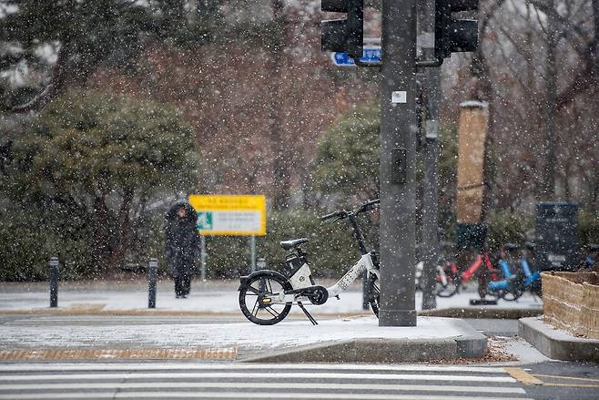 기후위기 시대에 꽃샘추위는 새로운 질문을 던진다. 봄의 문턱에서 되돌아오는 꽃샘추위는 언제까지 계속될까?(사진 클립아트코리아)/뉴스펭귄