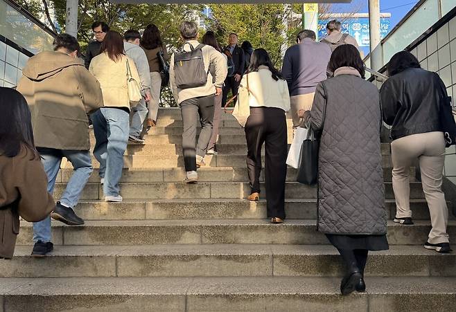 사진은 지난해 간절기 시민들의 옷차림이 두꺼워지던 당시의 모습. 독자 이해를 돕기 위한 이미지로 기사 특정 내용과 관계없음 (본지 DB/뉴스펭귄)