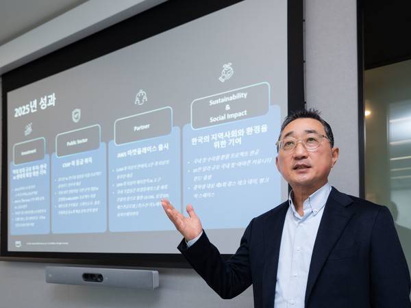 함기호 AWS 코리아 대표가 2026 신년 기자간담회에서 발표 중이다. 사진=AWS