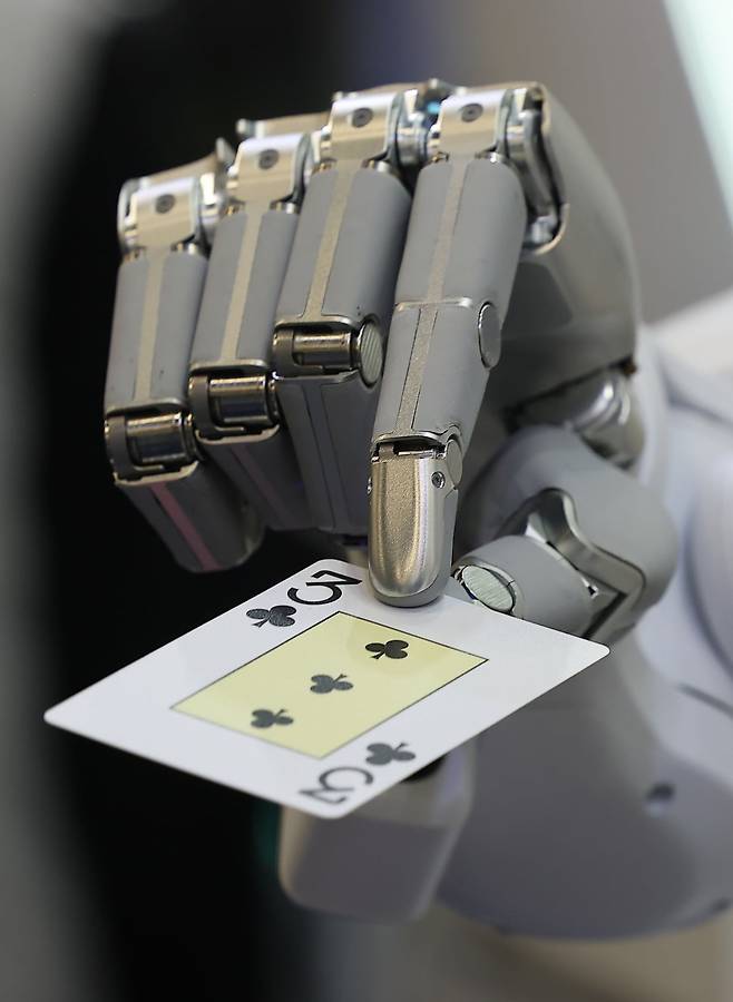 지난 1월 CES 2026에서 싱가포르 로봇 스타트업 샤르파(Sharpa) 로봇이 카드를 들고 있다. 사진=연합뉴스