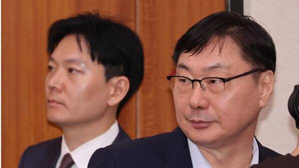 이화영 전 경기도 평화부지사가 14일 서울 여의도 국회에서 열린 법무부 등에 대한 법제사법위원회 국정감사에서 의원 질의에 답한 뒤 자리로 향하고 있다. 왼쪽은 이화영 전 경기도 평화부지사의 대북 송금 사건을 수사했던 박상용 법무연수원 교수. 2025.10.14. 연합뉴스