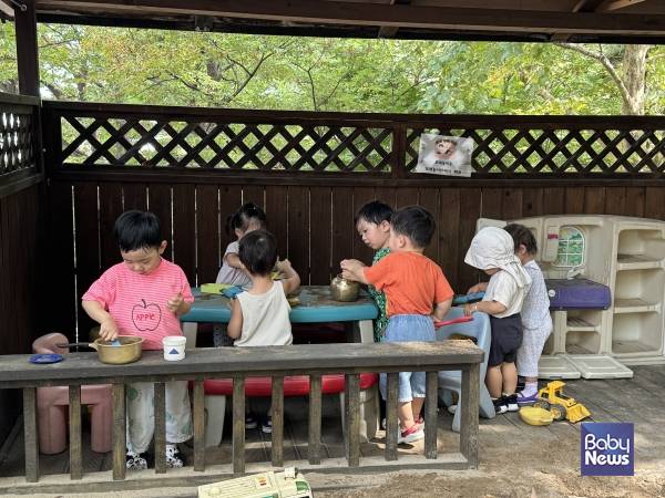 어린이집 놀이터와 주변 공원에서 바깥놀이를 하거나 산책을 즐기는 아이들. ⓒ김영명