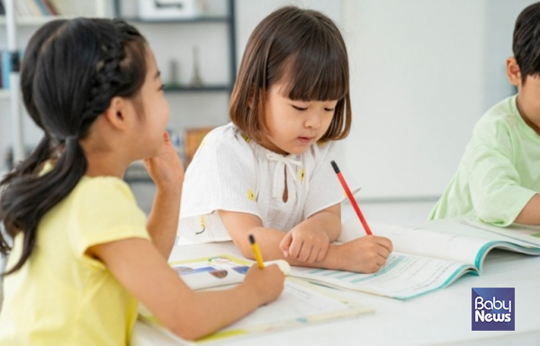 유아교육과 보육의 일원화를 추진하는 국가 정책 '유보통합'이 본격화되면서, 영유아가 어느 기관을 이용하든 차별 없이 동등하고 질 높은 교육·보육 경험을 보장받을 수 있는 체계 구축에 대한 논의가 그 어느 때보다 중요해지고 있다. ⓒ베이비뉴스