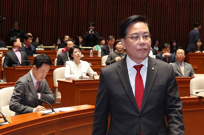 송언석 국민의힘 원내대표가 9일 서울 여의도 국회에서 열린 긴급 의원총회에서 발언하기 위해 발언대로 향하고 있다. (출처 : 뉴스1)