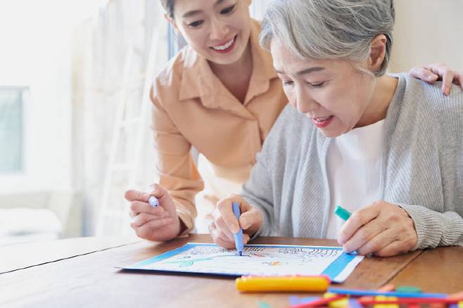 초기 치매 치료를 보장하는 보험 상품 가입 필요성이 커지고 있다.(사진=게티이미지뱅크)