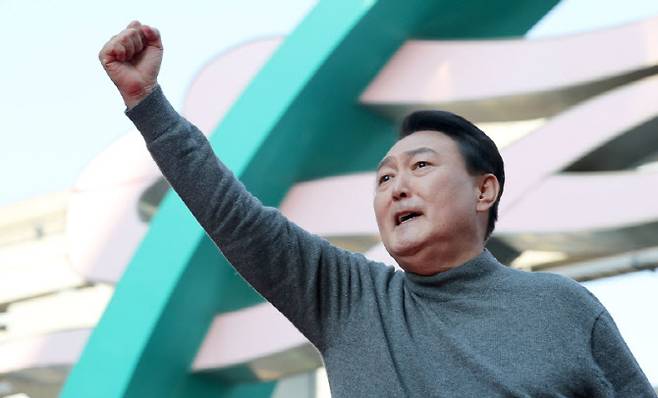 윤석열 국민의힘 대선 후보가 8일 대구 서문시장에서 시민들을 향해 지지를 호소하고 있다. 2022.03.08. (사진=뉴시스)