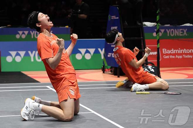서승재-김원호 조가 9일(한국시간) 영국 버밍엄 유틸리타 아레나에서 열린 2026 BWF 월드투어 슈퍼 1000 전영오픈 남자 복식 결승에서 말레이시아의 아론 치아-소우이익 조를 게임스코어 2-1(18-21 21-12 21-19)로 꺾고 우승을 차지한 후 포효하고 있다. ⓒ AFP=뉴스1