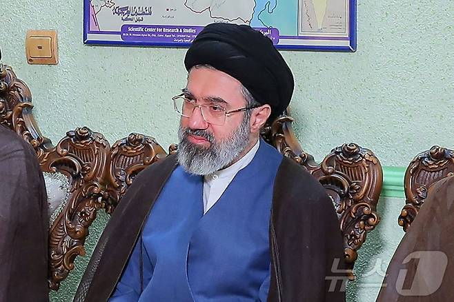 이란 최고지도자에 아야톨라 알리 하메네이의 차남 모즈타바 하메네이(Mojtaba Khamenei) 가 선출됐다고 로이터·AFP 통신이 국영 언론을 인용해 8일(현지시간) 보도했다. ⓒ AFP=뉴스1