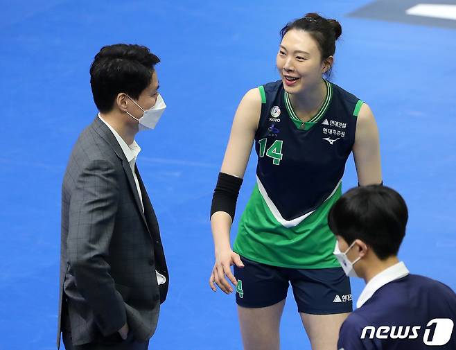 1일 오후 경기도 수원시 장안구 수원실내체육관에서 열리는 프로배구 '2021-22시즌 도드람 V리그' 여자부 현대건설과 한국도로공사의 경기를 앞두고 현대건설 양효진이 강성형 감독과 대화를 나누고 있다. 2022.3.1 ⓒ 뉴스1 김진환 기자