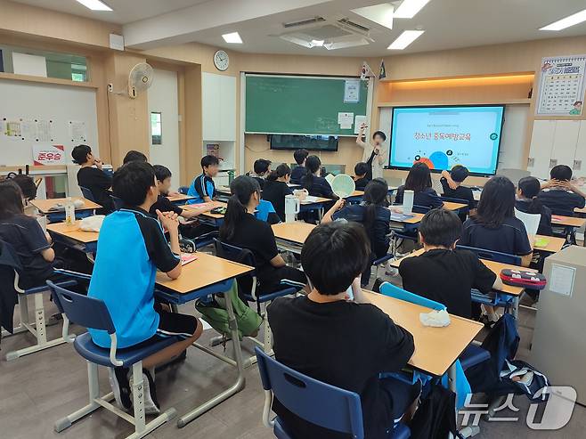 지난해 사이쉼이 학교 현장에서 진행한 중독예방교육.(강남구 제공)