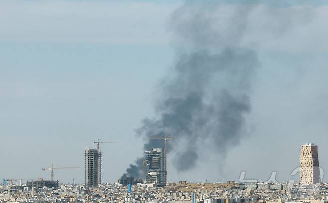 미국과 이스라엘이 이란에 대한 공습에 들어간 가운데 지난 5일(현지시간) 사우디아라비아 리야드에서 연기 기둥이 솟구치고 있다. 2026.03.05. ⓒ 로이터=뉴스1