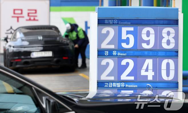 호르무즈 해협 봉쇄 여파로 국제유가가 배럴당 100달러 넘어선 9일 서울 시내 한 주유소에 휘발유·경유 가격이 표시되어 있다. 이재명 대통령은 이날 열린 중동 상황 관련 비상경제점검회의에서 "석유 제품에 최고 가격제를 신속하게 도입하고 과감하게 시행해야 한다＂고 언급했다. 2026.3.9 ⓒ 뉴스1 최지환 기자