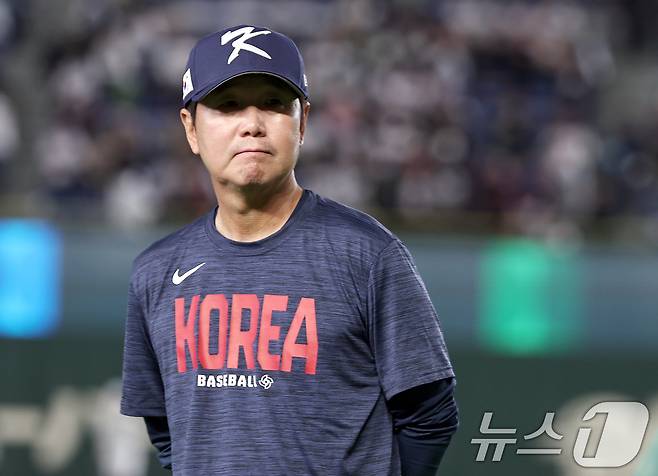 7일 오후 일본 도쿄돔에서 열리는 2026 월드베이스볼클래식 C조 조별리그 일본과의 경기를 앞두고 류지현 감독이 생각에 잠겨 있다. 2026.3.7 ⓒ 뉴스1 구윤성 기자