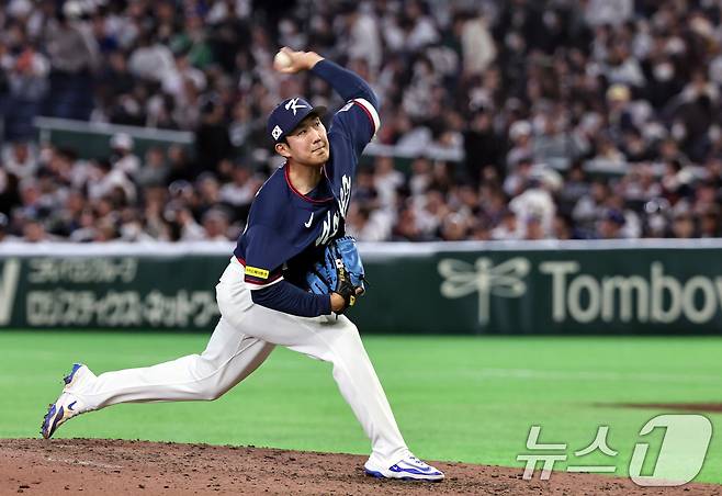 7일 오후 일본 도쿄돔에서 열린 2026 월드베이스볼클래식 C조 조별리그 대한민국과 일본의 경기. 대한민국 손주영이 역투하고 있다. 2026.3.7 ⓒ 뉴스1 구윤성 기자