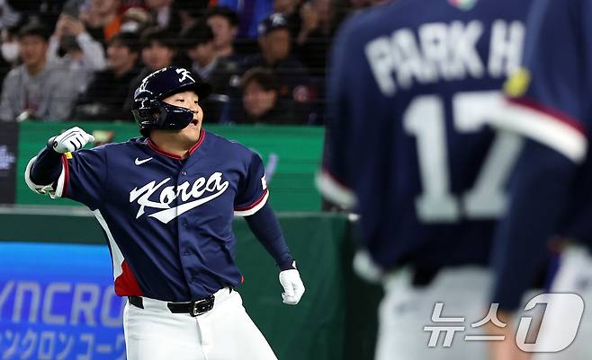 9일 일본 도쿄돔에서 열린 2026 월드베이스볼클래식 조별리그 C조 대한민국과 호주의 경기. 대한민국 문보경이 2회초 무사1루 투런홈런을 친 뒤 기뻐하고 있다. 2026.3.9 ⓒ 뉴스1 구윤성 기자