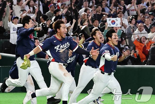 9일 일본 도쿄돔에서 열린 2026 월드베이스볼클래식(WBC) 조별리그 C조 대한민국과 호주의 경기, 7-2 승리로 8강 진출을 확정지은 대한민국 선수들이 환호하고 있다. 2026.3.9 ⓒ 뉴스1 구윤성 기자