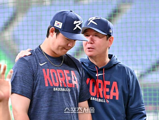 WBC 대한민국 야구대표팀의 류지현 감독(오른쪽)이 3일 일본 오사카 교세라돔에서 열리는 오릭스 버팔로스와의 연습경기에 앞서 노시환과 이야기를 나누고 있다. 2026. 3. 3. 오사카 | 박진업 기자 upandup@sportsseoul.com