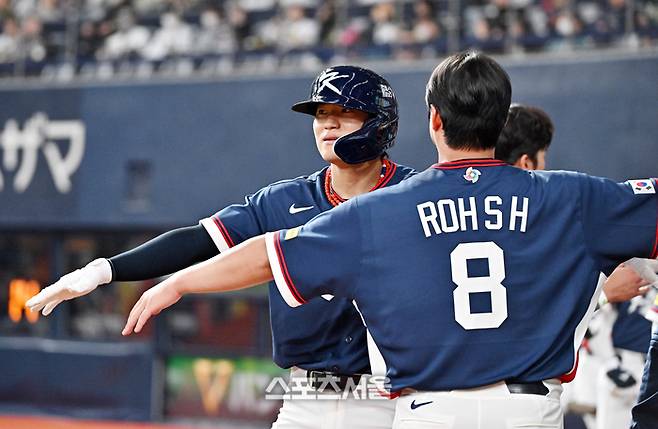 WBC 대한민국 야구대표팀의 김도영(왼쪽)이 3일 일본 오사카 교세라돔에서 열리는 오릭스 버팔로스와의 연습경기 2회초 2사 1-3루 상황에서 오릭스 선발 가타야마를 상대로 3점 홈런을 치고 노시환과 함께 세리머니를 하고 있다. 2026. 3. 3. 오사카 | 박진업 기자 upandup@sportsseoul.com