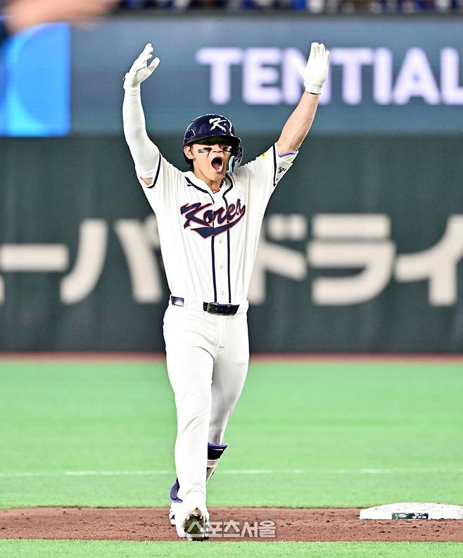 대한민국 야구대표팀의 김도영이 8일 일본 도쿄 도쿄돔에서 열린 2026 월드 베이스볼 클래식(WBC) 조별리그 대만과 경기 8회말 2사 1루 상황에서 동점 1타점 2루타를 친 뒤 기뻐하고 있다. 도쿄(일본) | 박진업 기자 upandup@sportsseoul.com