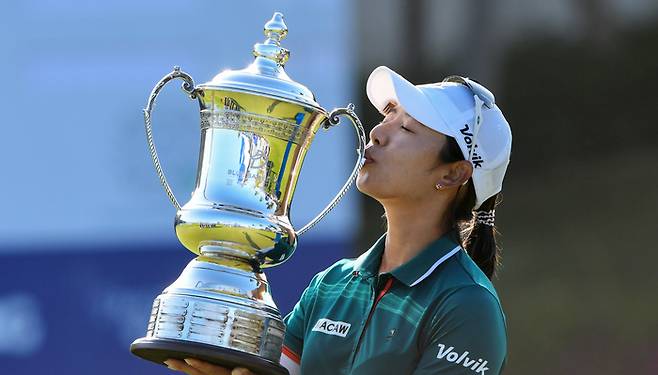 이미향이 8일 중국 하이난성 젠레이크 블루베이 골프코스에서 열린 LPGA투어 블루베이 LPGA에서 우승을 차지한 뒤 트로피에 입맞추고 있다. 사진 | 신화통신 연합뉴스