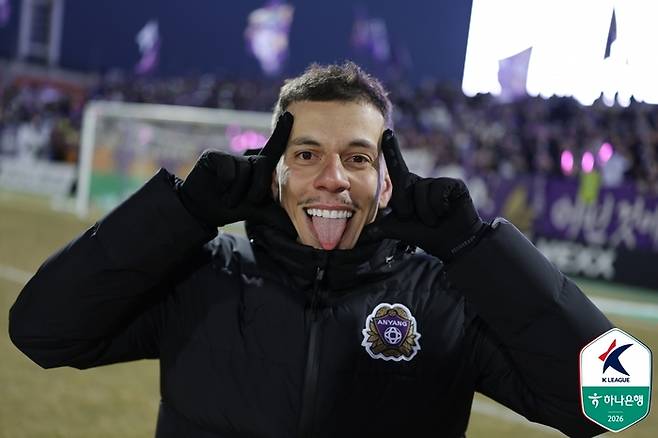 안양 마테우스가 8일 제주전에서 승리한 뒤 포즈를 취하고 있다. 사진 | 한국프로축구연맹