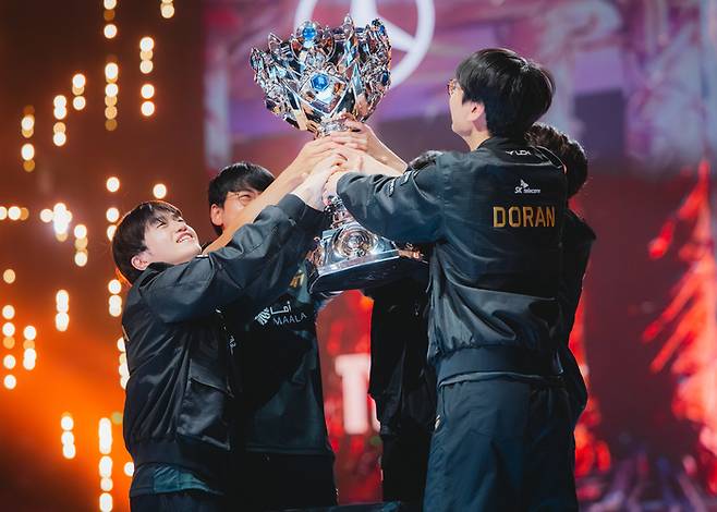 T1 선수들이 9일 중국 청두 동안호 다목적체육관에서 열린 2025 롤드컵 결승전 승리 후 트로피를 들어올리고 있다. 사진 | 라이엇 게임즈