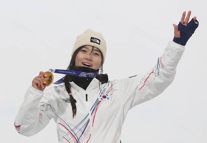 12일(현지시간) 이탈리아 리비뇨 스노파크에서 열린 2026 밀라노-코르티나담페초 동계올림픽 스노보드 여자 하프파이프 결승에서 금메달을 따낸 최가온이 메달을 목에 걸고 기뻐하고 있다. 사진 | 리비뇨=연합뉴스