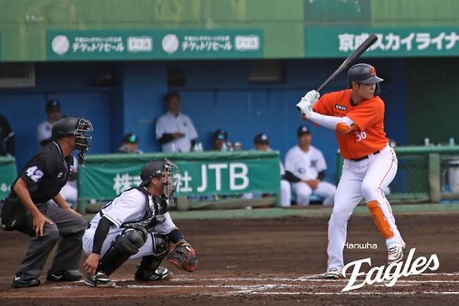 한화 한지윤이 일본 오키나와에서 열린 지바 롯데와 평가전에서 타격에 임하고 있다. 사진 | 한화 이글스