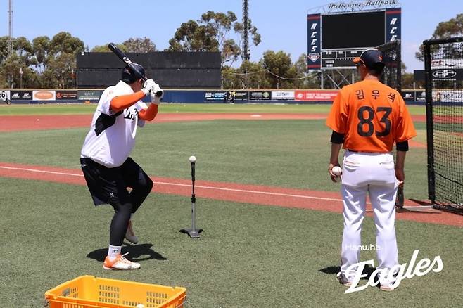 한화 한지윤이 호주 멜버른에서 진행된 스프링캠프에서 타격 훈련에 임하고 있다. 사진 | 한화 이글스