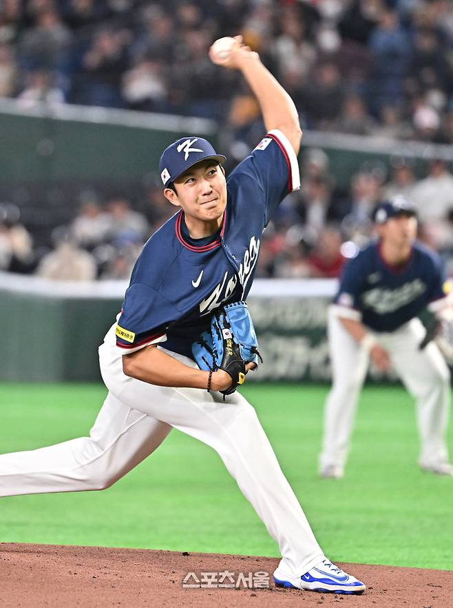 대한민국 야구대표팀의 손주영이 9일 일본 도쿄 도쿄돔에서 열린 2026 월드 베이스볼 클래식(WBC) 조별리그 호주와 경기에 선발 등판해 힘차게 공을 던지고 있다. 도쿄(일본) | 박진업 기자 upandup@sportsseoul.com