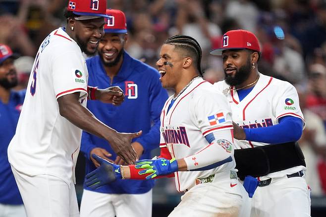 도미니카공화국 후안 소토가 9일(한국시각) 론디포파크에서 열린 네덜란드와의 D조 경기에서 7회말 투런홈런을 터뜨리며 12대1 콜드게임승을 확정한 뒤 동료들과 기쁨을 만끽하고 있다. AP연합뉴스