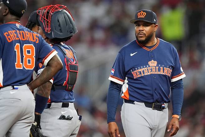 앤드류 존스 네덜란드 감독이 3회말 투수 교체를 하고 있다. AP연합뉴스