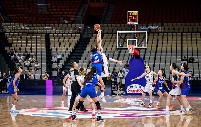 한국과 필리핀이 지난 7월 중국 선전에서 열린 2025 FIBA 여자농구 아시아컵 4강 진출전에서 경기를 펼치고 있다. 사진출처=FIBA