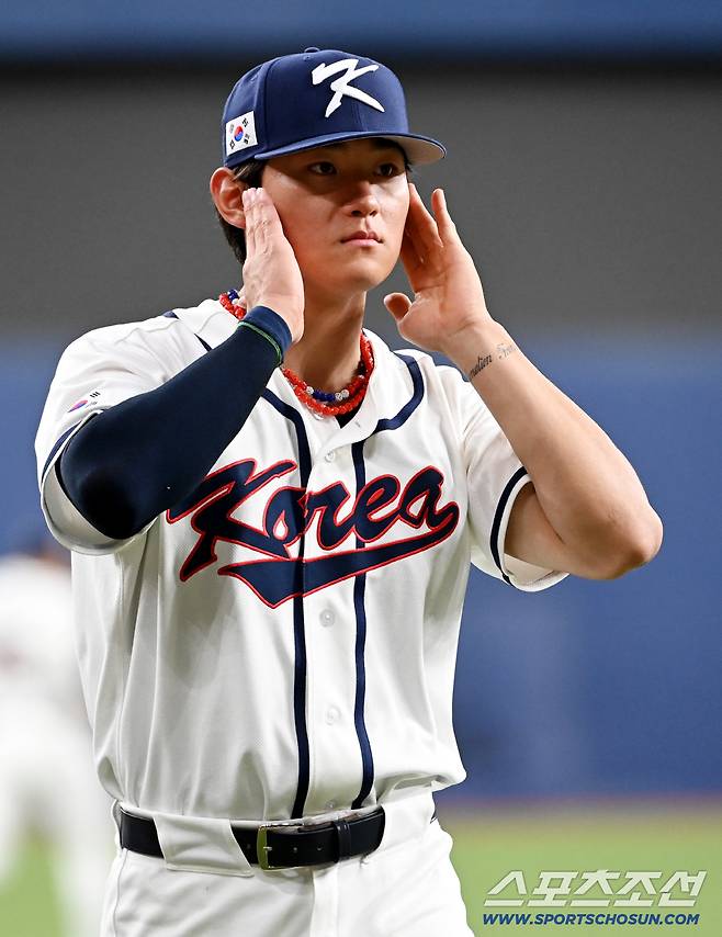 2일 일본 오사카 교세라돔에서 열린 WBC(월드베이스볼클래식) 한국 대표팀과 한신 타이거즈의 경기, 유니폼을 입은 김도영이 경기 준비에 나서고 있다. 오사카(일본)=허상욱 기자wook@sportschosun.com/2026.03.02/